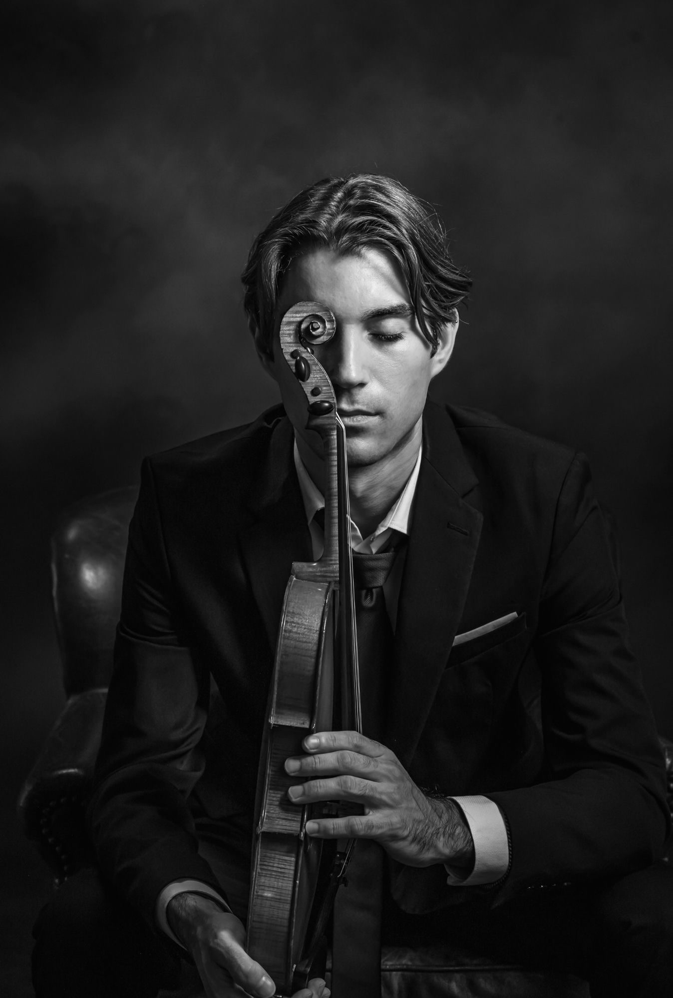 Alejandro Boix, violinista de Sènia Ensemble, con su violín
