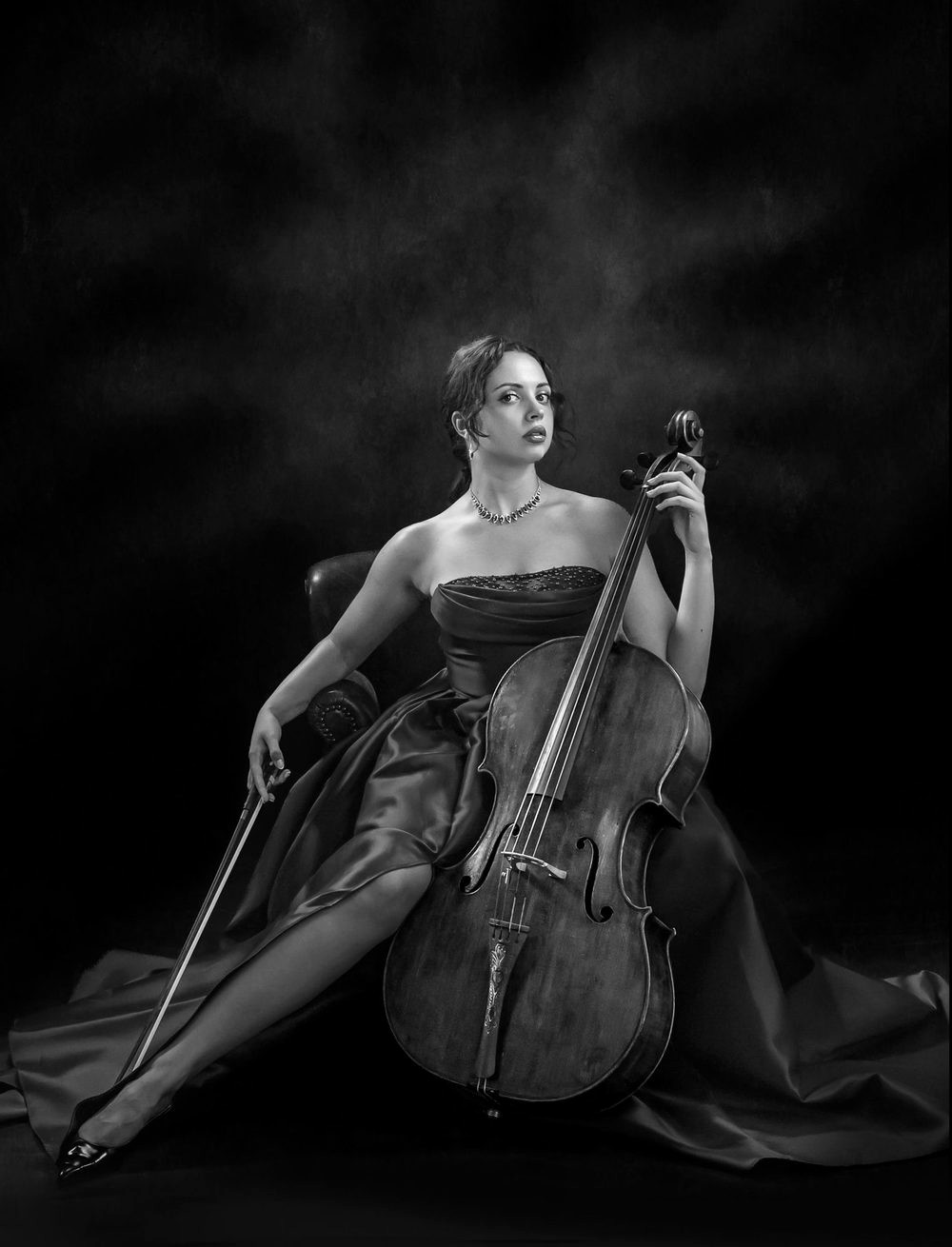 Carla Calvo, violonchelista de Sènia Ensemble, con su violonchelo