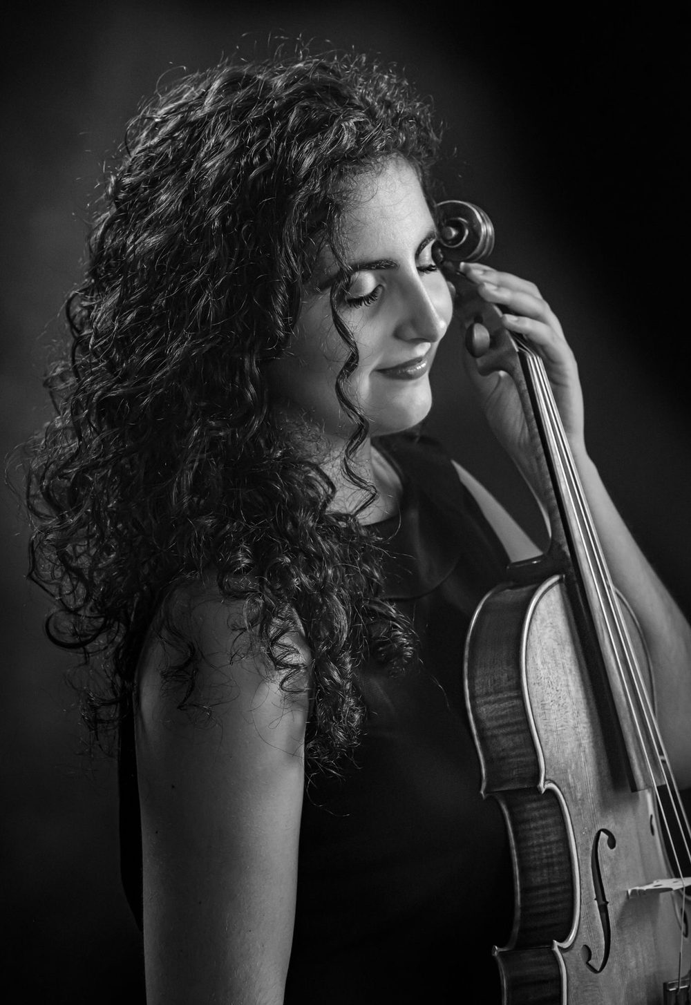 Sara Lázaro, viola de Sènia Ensemble, junto a su instrumento